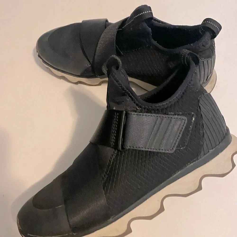 SOREL Kinetic black slip on adjustable hightop sneakers walking shoes black 9.5